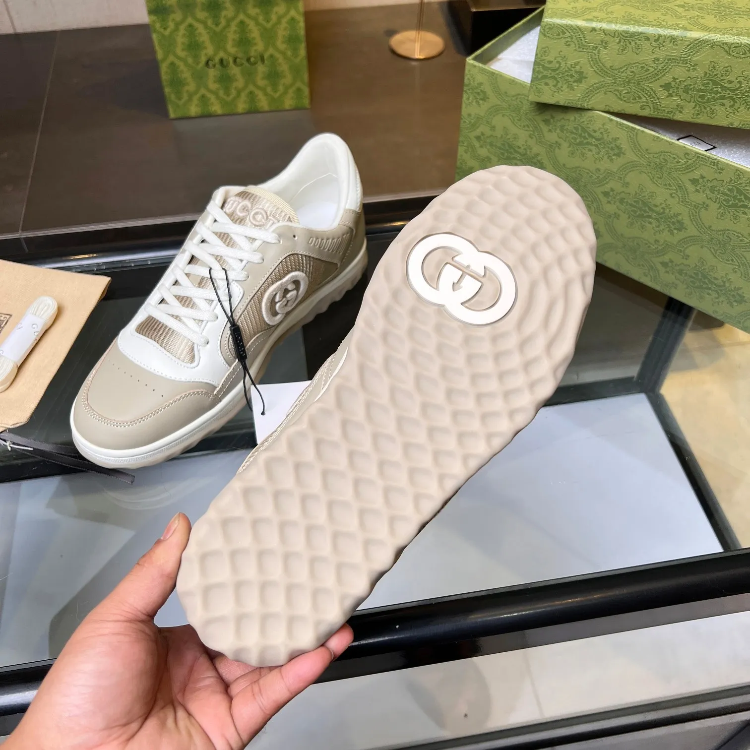 👟👟Ex-factory price 520👟👟 Top version, full styling effect, instant sales of the common practice of soft treading in the market, 💣💣💣Gucci2023 early spring Gucci G home latest hot style MAC80 sports shoes couple style casual retro distressed dirty shoes small dirty shoes small white shoes🌸🌸🌸 original purchase and development Production Gucci MAC80 new hot-selling series. The exquisite and compact interlocking double G logo romantically interprets the aesthetic concept of this series. Made of off-white leather, ▪️Material: original customized imported first-layer cowhide ▪️Inner lining: original customized imported breathable mesh ▪️Outsole: original molded two-color TPU outsole ▪️Sole thickness: 3CM ▪️Size: women's 35-40 / men's 39-45